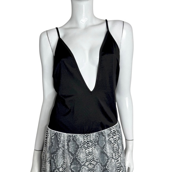 🤑 5/$20 Black Plunging  V-Neck Bodysuit - Picture 6 of 6